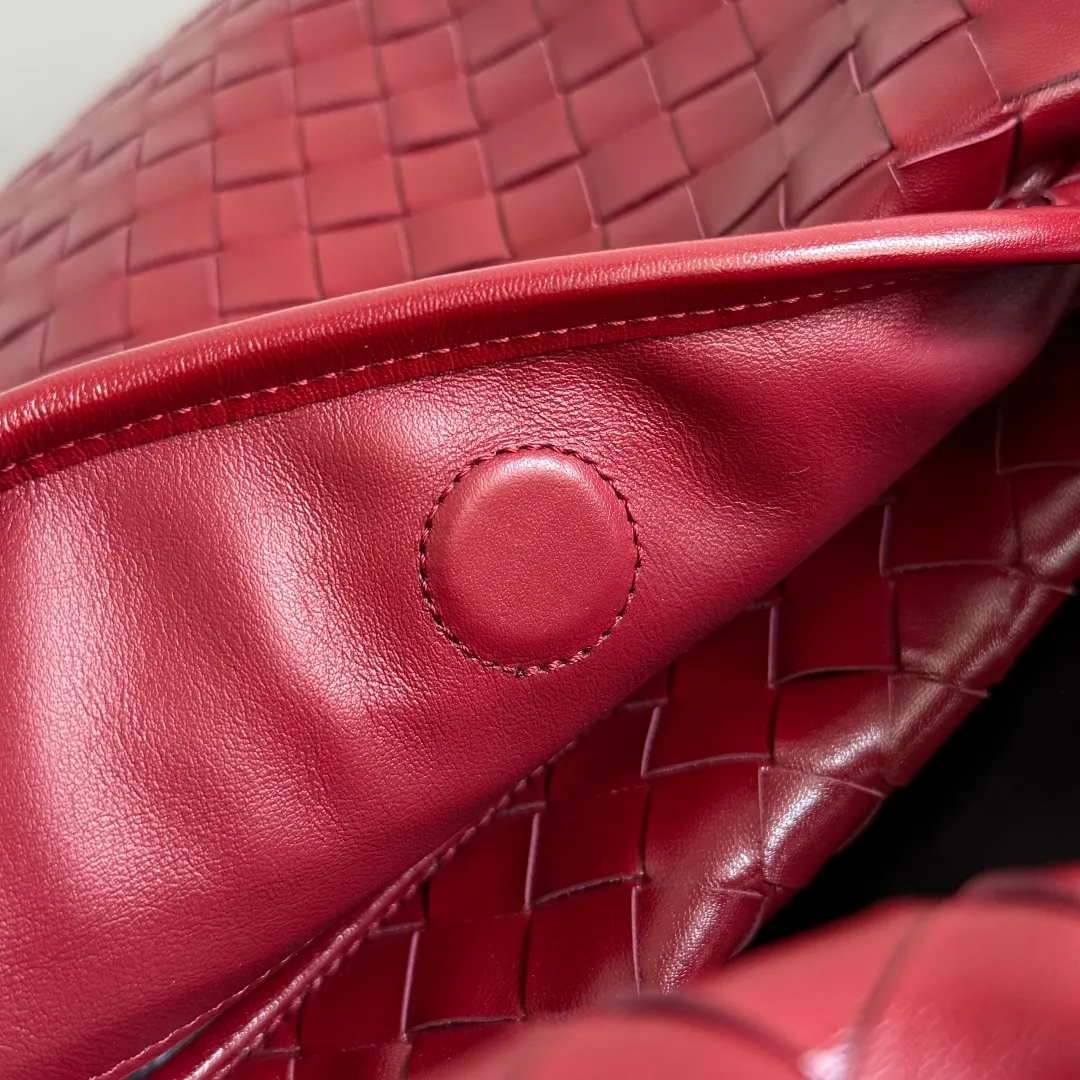 Batch 1960 It seems that this bag from BV has been popular recently ~ The new Hop is really not too beautiful. The whole bag has no seams. The bag body and handles are made of one piece of leather. It reflects the style and essence of Bottega Veneta. It truly represents craftsmanship and creativity. The large size has a very loose and lazy upper body. Big bag lovers will definitely not regret buying it. Style number: 796262 Size: 46*21*10cm